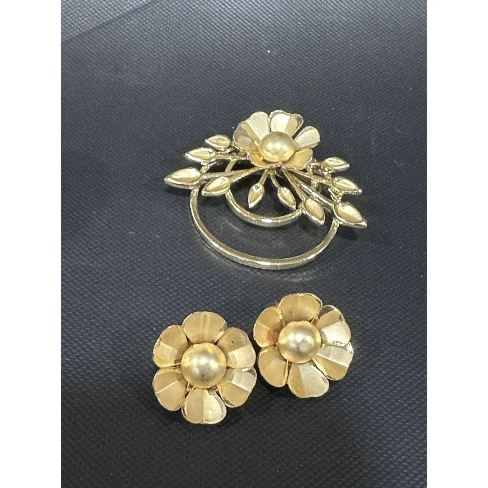 Vintage Coro Brooch Earring Clip On Set Gold Tone Flowers Leaf